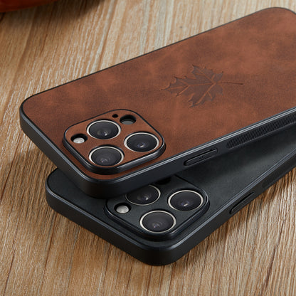 Suitable for Iphone 16/15/14/13/12/11 Pro/Promax/Plus Ultra-Thin Luxury Retro Leatherette Mobile Phone Case Lambskin Maple Leaf Pattern Camera Lens Full Protective Case Skin-Feel Non-Slip And Anti-Fall Simple Personality Busi